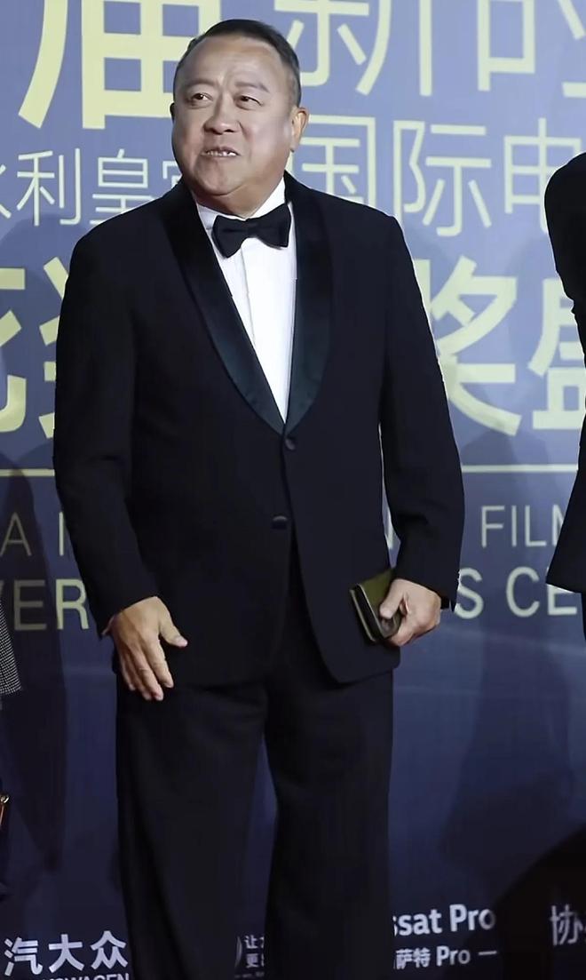 台上嚼口香糖与金沙总裁骑旋转木马挺幼稚爱游戏app手机版曾志伟澳门参加电影节(图2)