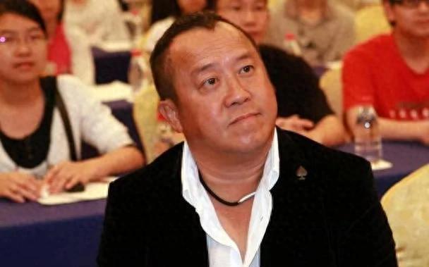 台上嚼口香糖与金沙总裁骑旋转木马挺幼稚爱游戏app手机版曾志伟澳门参加电影节(图4)