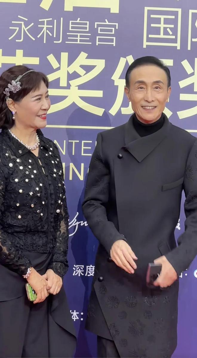 台上嚼口香糖与金沙总裁骑旋转木马挺幼稚爱游戏app手机版曾志伟澳门参加电影节(图10)