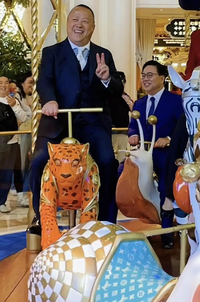 台上嚼口香糖与金沙总裁骑旋转木马挺幼稚爱游戏app手机版曾志伟澳门参加电影节(图8)