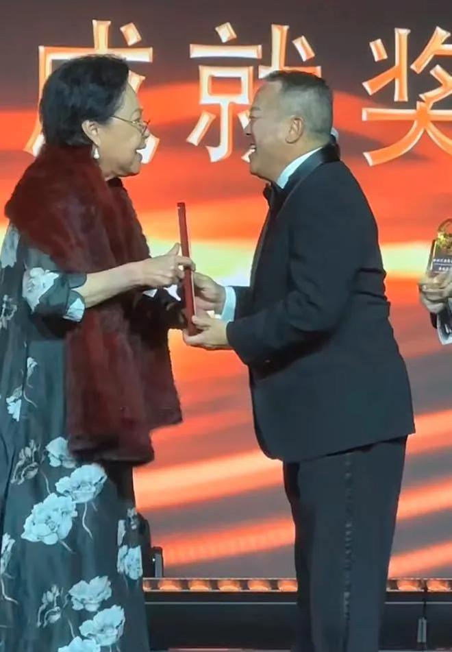 台上嚼口香糖与金沙总裁骑旋转木马挺幼稚爱游戏app手机版曾志伟澳门参加电影节(图6)