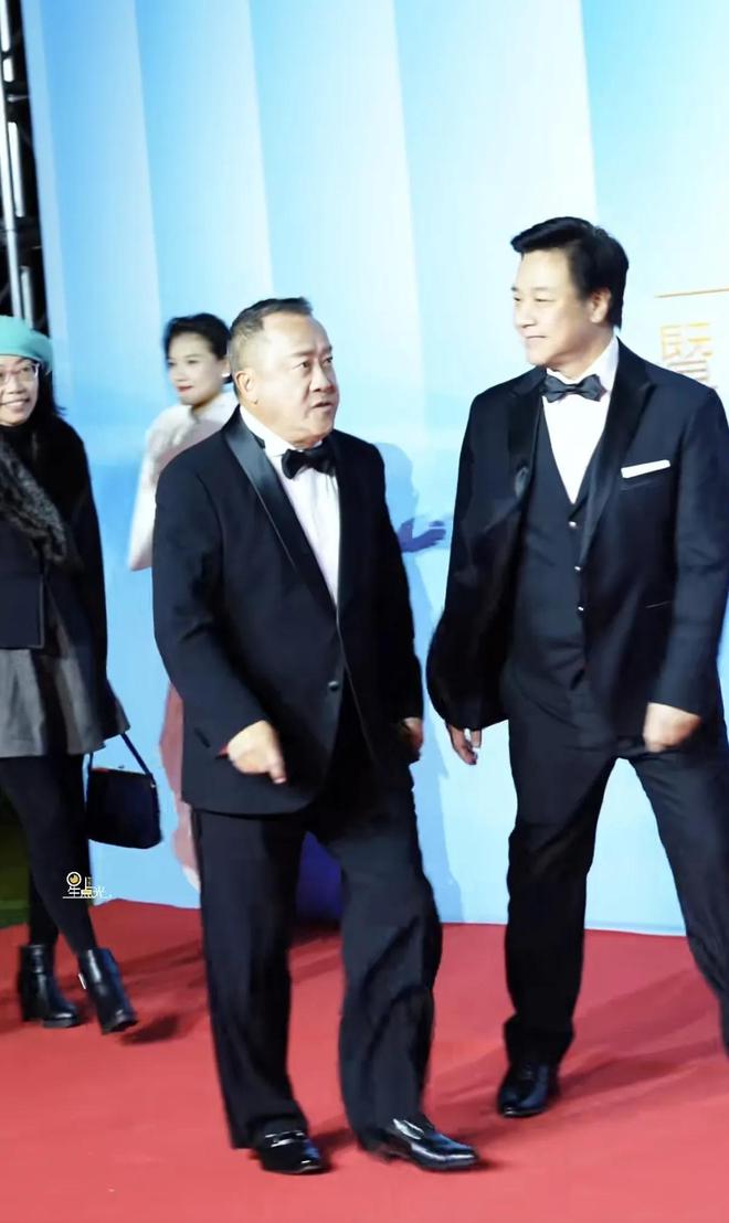 台上嚼口香糖与金沙总裁骑旋转木马挺幼稚爱游戏app手机版曾志伟澳门参加电影节(图7)