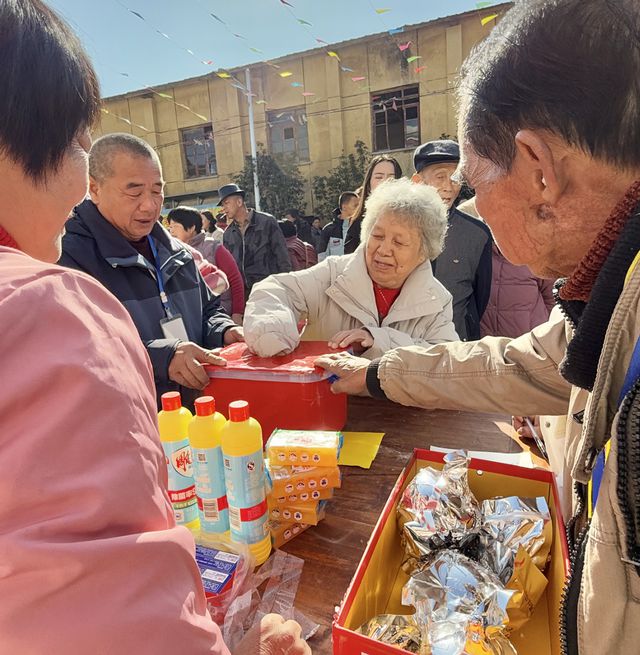 联合各界爱心人士向永春侨区垵口送去新春关爱ayx爱游戏体育网页版入口香港商报厦门站(图2)