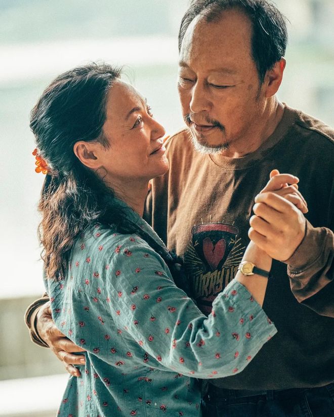 “当打之年”不拼位置就给别人了爱游戏app惠英红：65岁正是(图13)